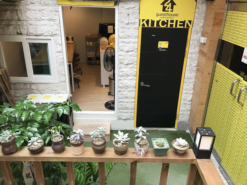 24 Guesthouse Jongno Tower Seoul Bagian luar foto